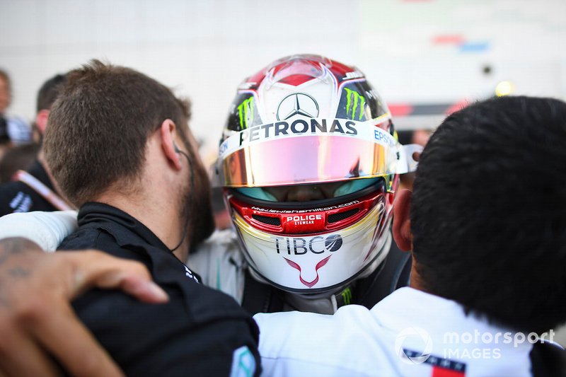 Lewis Hamilton, Mercedes AMG F1, 1st position, celebrates in Parc Ferme with his team