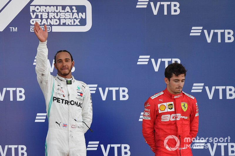 Lewis Hamilton, Mercedes AMG F1, 1st position, e Charles Leclerc, Ferrari, terzo classificato, sul podio