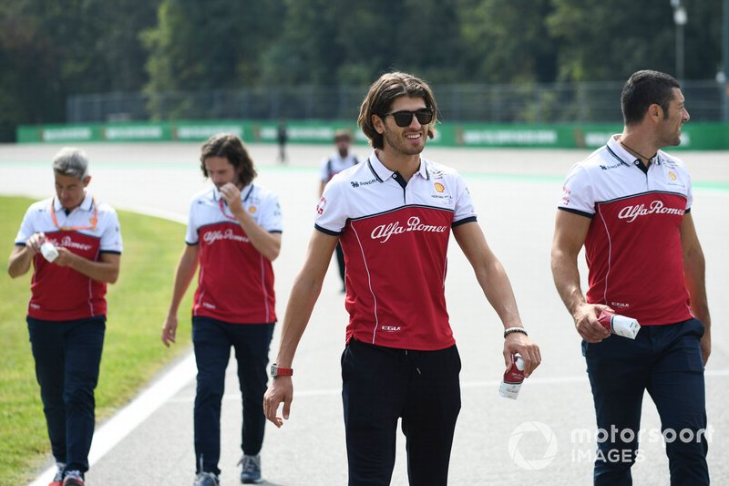 Antonio Giovinazzi, Alfa Romeo Racing cammina sulla pista