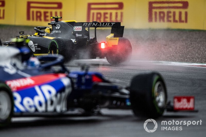 Nico Hulkenberg, Renault F1 Team R.S. 19, precede Pierre Gasly, Toro Rosso STR14