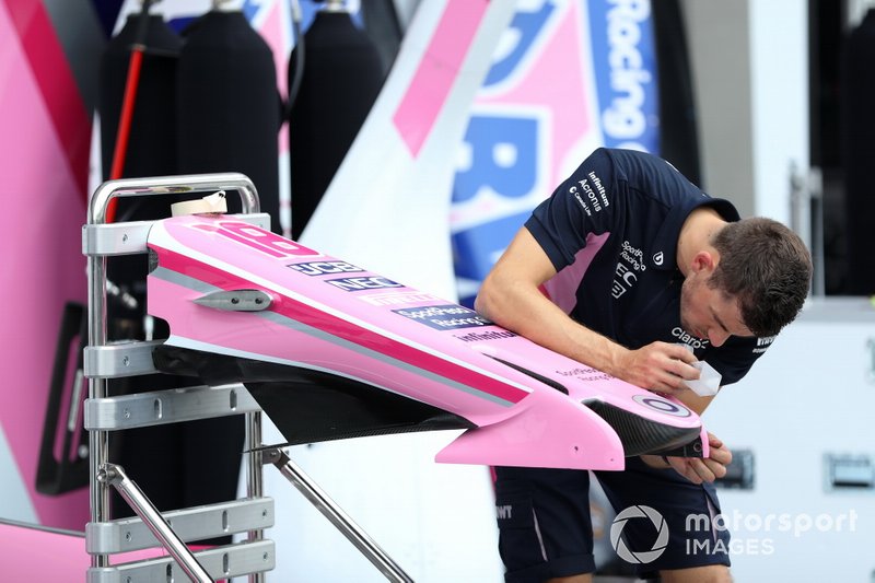 Un mecánico con el morro del Racing Point RP19
