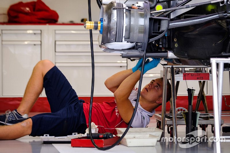 Механик команды Alfa Romeo Racing