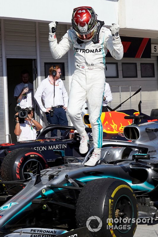 Yarış galibi Lewis Hamilton, Mercedes AMG F1 W10 takım ile zaferini kutluyor