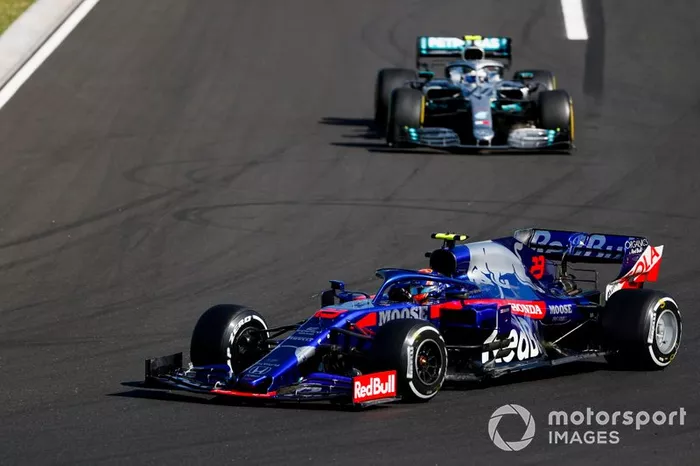 Alexander Albon, Toro Rosso STR14, precede Valtteri Bottas, Mercedes AMG W10