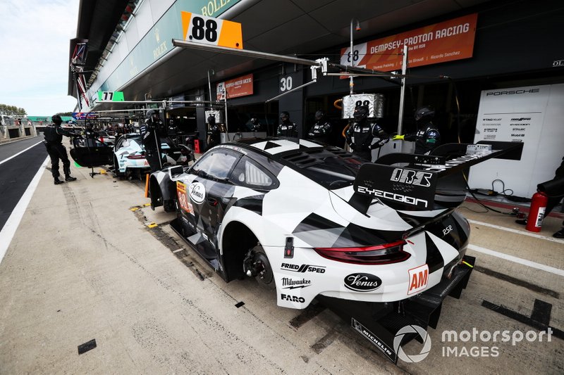 #88 Dempsey-Proton Racing Porsche 911 RSR: Thomas Preining, Gianluca Giraudi, Ricardo Sanchez 