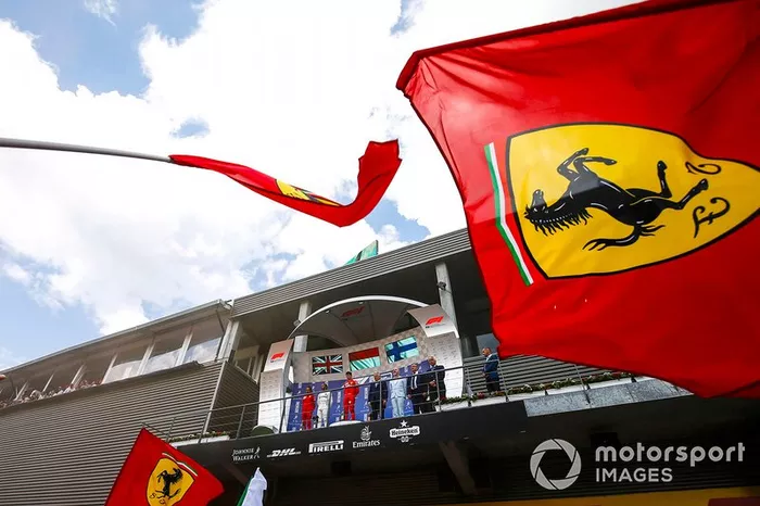 Podio: Laurent Mekies, Director deportivo Ferrari, segundo lugar Lewis Hamilton, Mercedes AMG F1, ganador de la carrera Charles Leclerc, Ferrari, y el tercer lugar Valtteri Bottas, Mercedes AMG F1