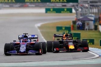 Daniil Kvyat, Toro Rosso STR14, leads Pierre Gasly, Red Bull Racing RB15