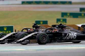 Kevin Magnussen, Haas VF-19 and Romain Grosjean, Haas VF-19 battle