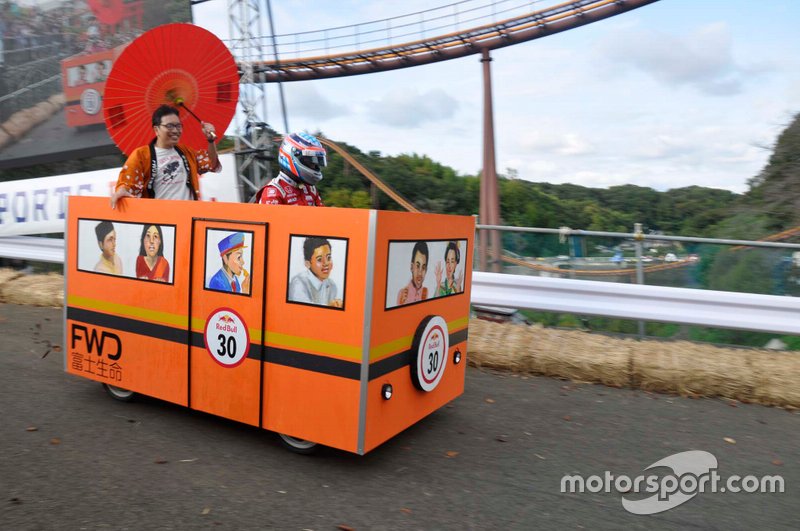 佐藤琢磨がドライブする「いくぜ、人生電車号」