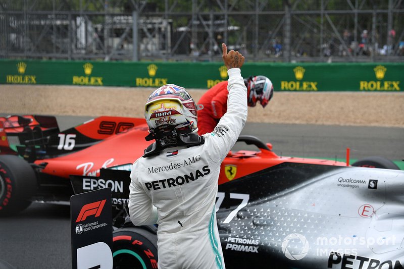 Lewis Hamilton, Mercedes AMG F1, alza il pollice verso i suoi tifosi