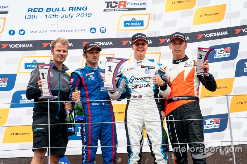 Podio: il vincitore della gara Josh Files, Target Competition Hyundai i30 N TCR, il secondo classificato Luca Filippi, BRC Racing Team Hyundai i30 N TCR, il terzo classificato Daniel Lloyd, Brutal Fish Racing Team Honda Civic Type R