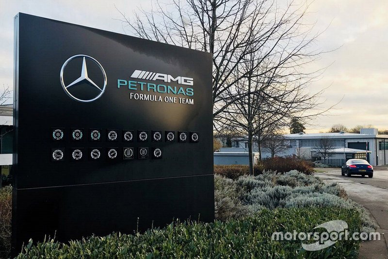 Mercedes AMG F1 Brackley, insegna all'entrata