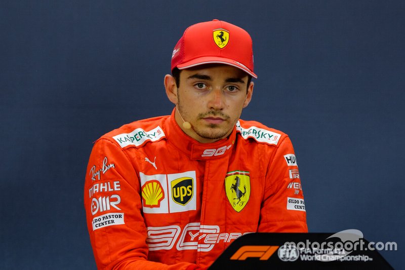 Ganador de la pole Charles Leclerc, Ferrari en la conferencia de prensa