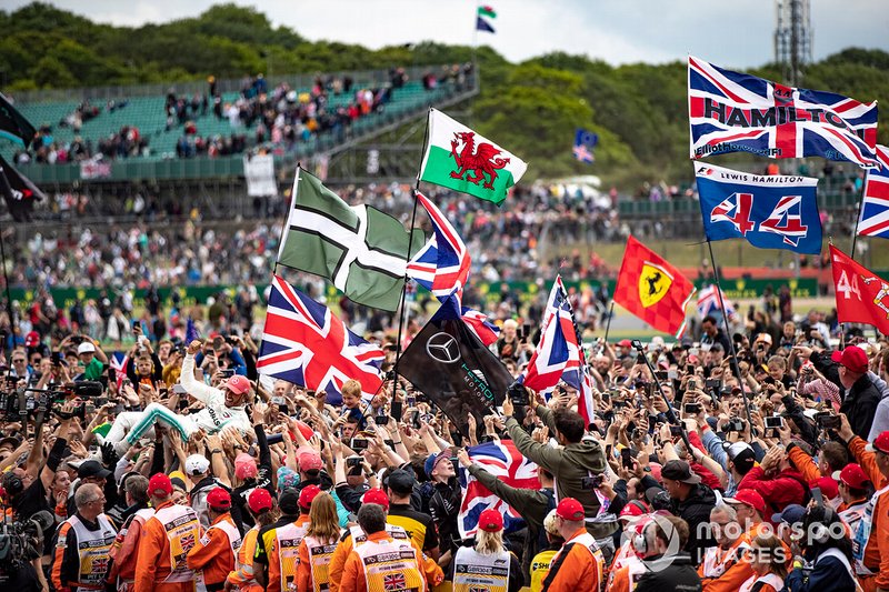 Lewis Hamilton, Mercedes AMG F1, 1° classificato, festeggia con i tifosi