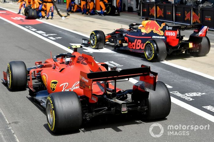 Max Verstappen, Red Bull Racing RB15, y Charles Leclerc, Ferrari SF90, corren para ser los primeros en salir del pit lane