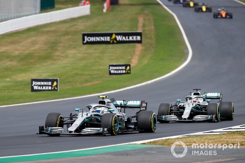 Valtteri Bottas, Mercedes AMG W10 leads Lewis Hamilton, Mercedes AMG F1 W10 at the start of the race 