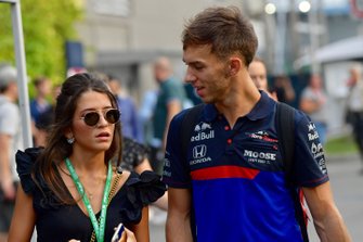 Pierre Gasly, Toro Rosso kız arkadaşı Caterina Masetti Zannini ile birlikte