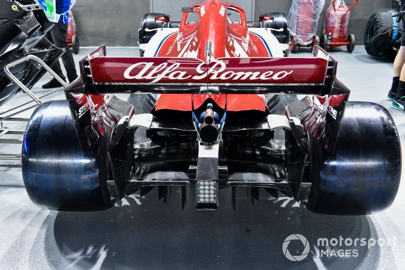 Alerón trasero y escape del Alfa Romeo Racing C38