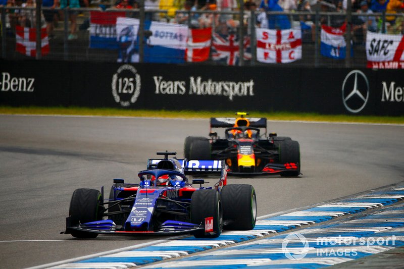 Daniil Kvyat, Toro Rosso STR14, lidera Pierre Gasly, Red Bull Racing RB15