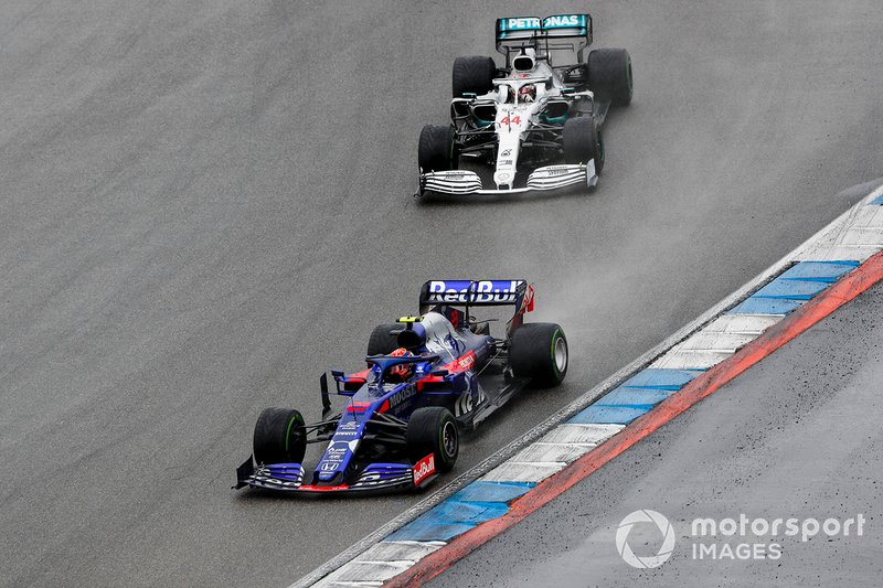 Alexander Albon, Toro Rosso STR14, lidera Lewis Hamilton, Mercedes AMG F1 W10
