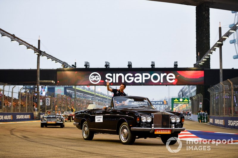 Alexander Albon, Red Bull Racing, in the drivers parade