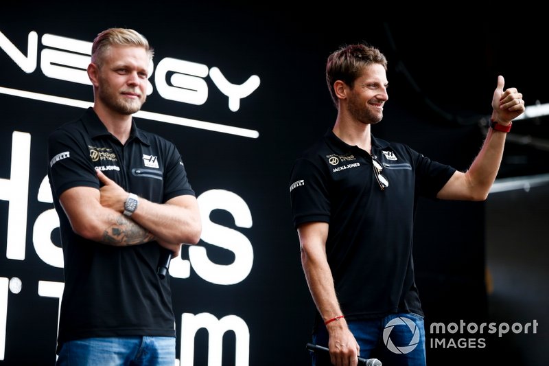 Kevin Magnussen, Haas F1 Team, e Romain Grosjean, Haas F1 Team, sul palco