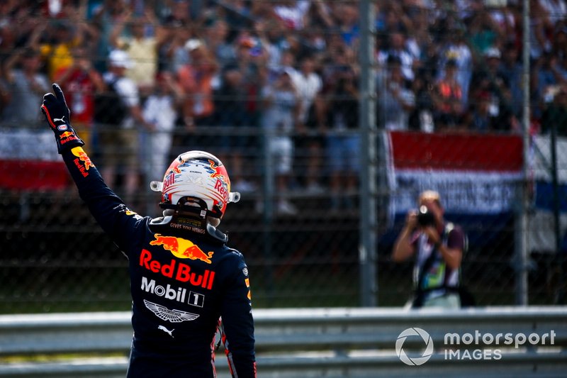 Max Verstappen, Red Bull Racing, festeggia dopo essersi assicurato la sua prima pole position