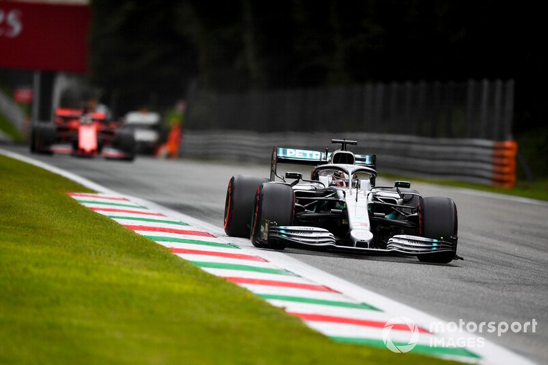 Mercedes уже на второй практике готовит Хэмилтона к борьбе с Леклером