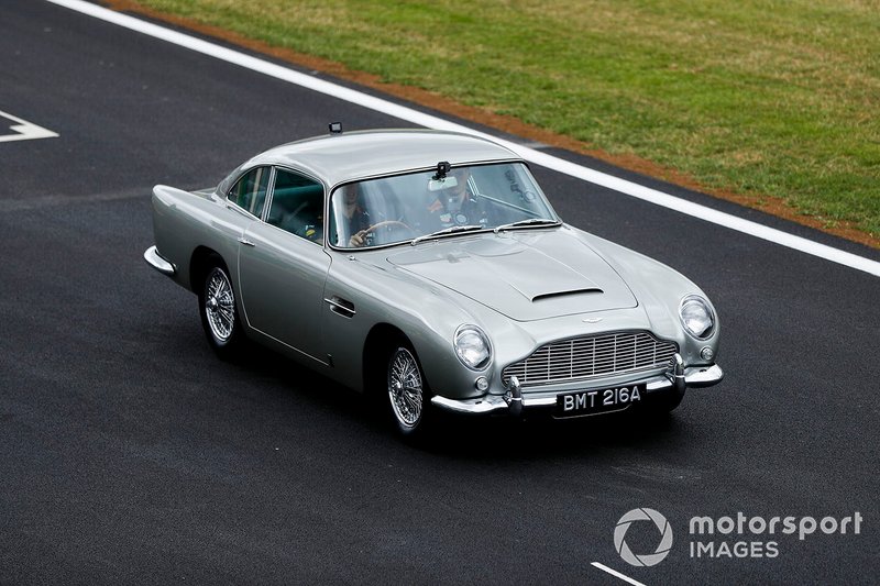 Max Verstappen, Red Bull Racing y Pierre Gasly, Red Bull Racing en el Aston Martin DB5 de James Bond
