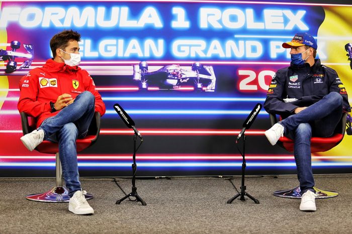 Charles Leclerc, Ferrari, Max Verstappen, Red Bull Racing, en la conferencia de prensa