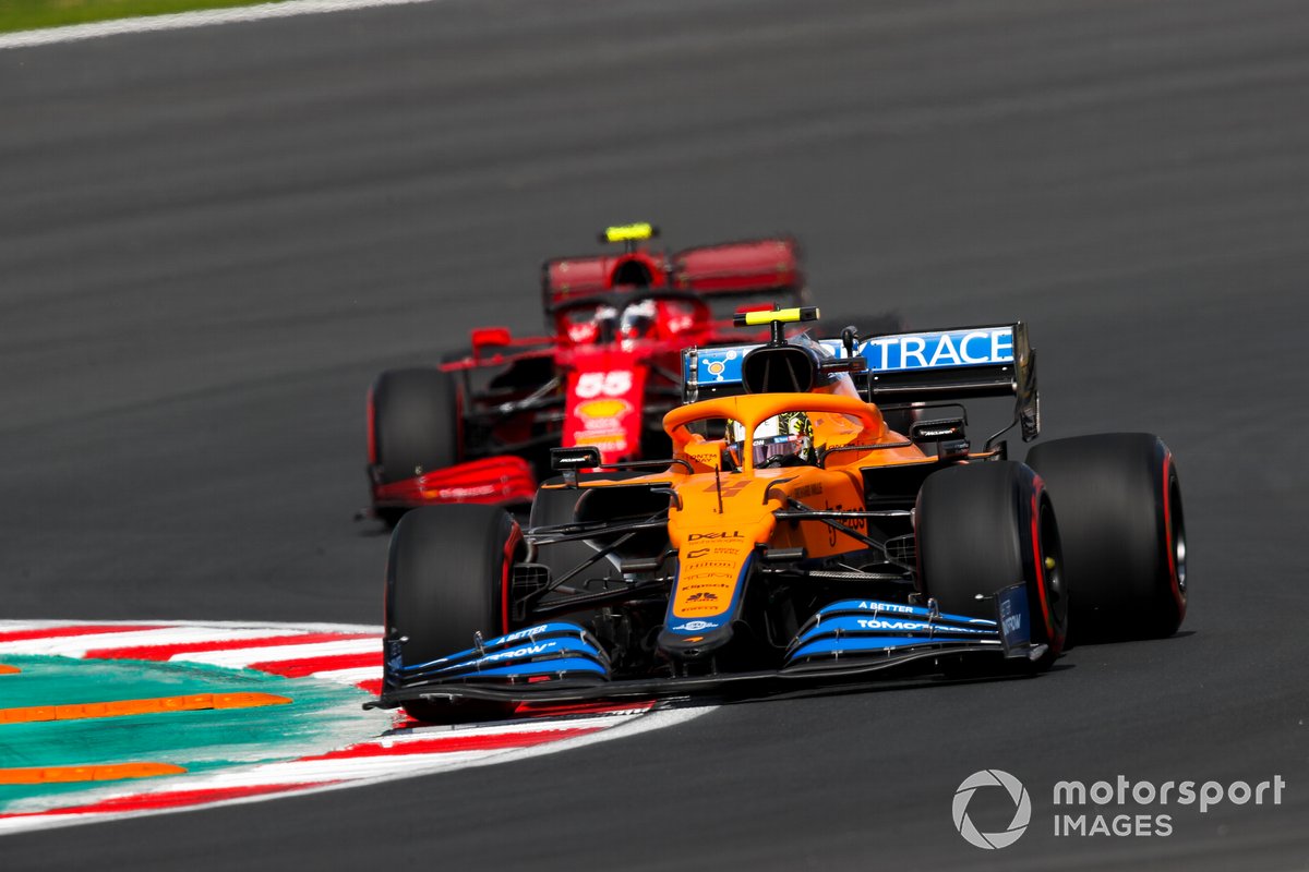 Lando Norris, McLaren MCL35M, Carlos Sainz Jr., Ferrari SF21