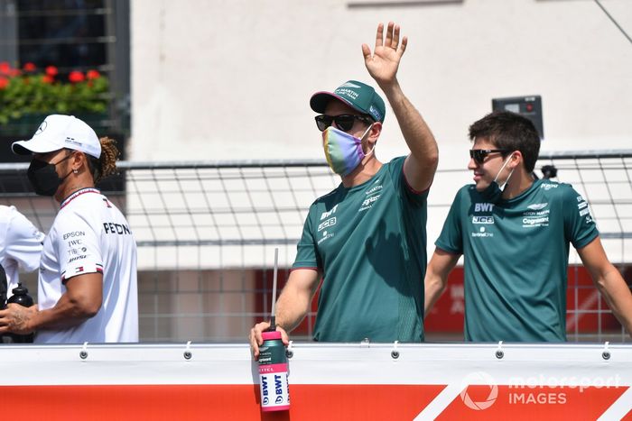 Sebastian Vettel, Aston Martin Lance Stroll, Aston Martin en el desfile de pilotos