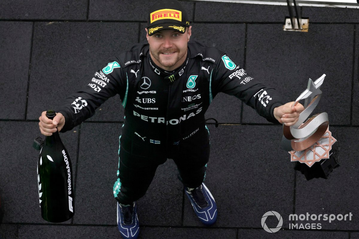 Valtteri Bottas, Mercedes, 1a posizione, con il suo trofeo e lo Champagne