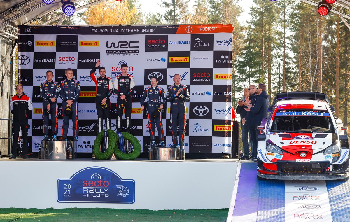 Podium : les vainqueurs Elfyn Evans, Scott Martin, Toyota Gazoo Racing WRT Toyota Yaris WRC, les seconds Ott Tänak, Martin Järveoja, Hyundai Motorsport Hyundai i20 Coupe WRC, et les troisièmes Craig Breen, Paul Nagle, Hyundai Motorsport Hyundai i20 Coupe WRC