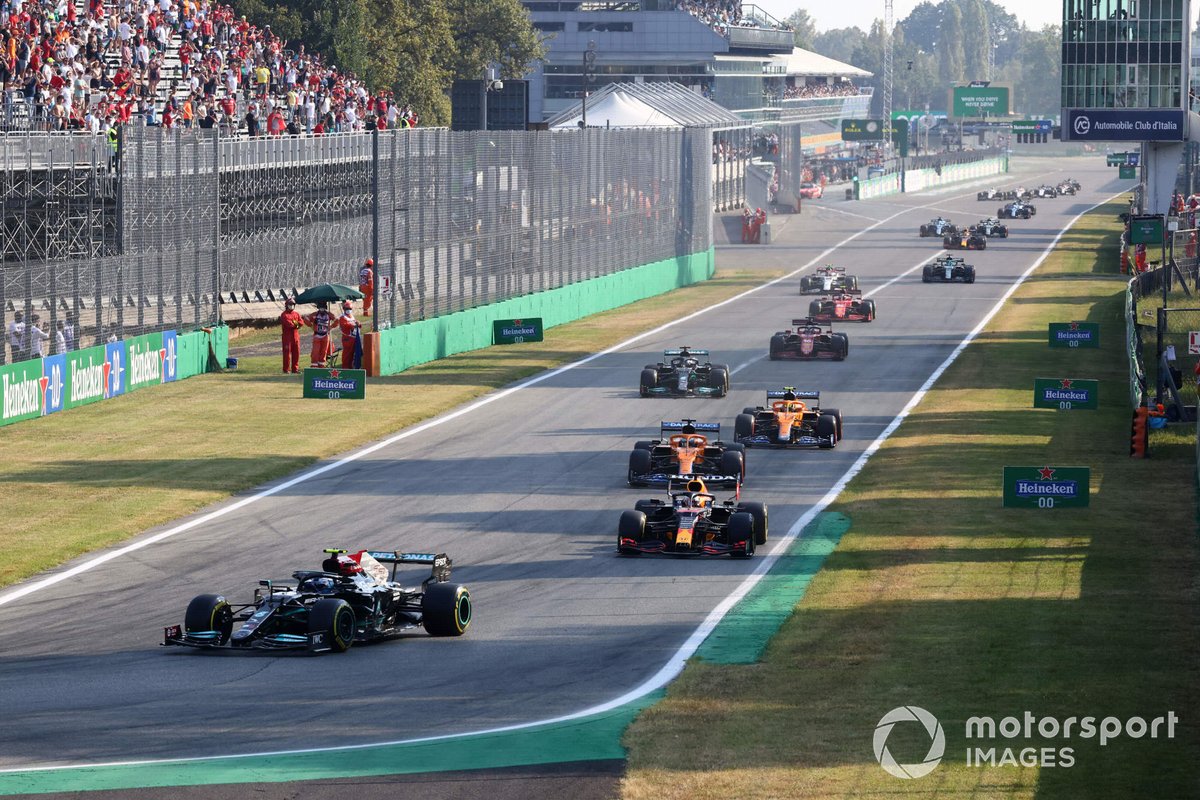 Valtteri Bottas, Mercedes W12, Max Verstappen, Red Bull Racing RB16B, e Daniel Ricciardo, McLaren MCL35M