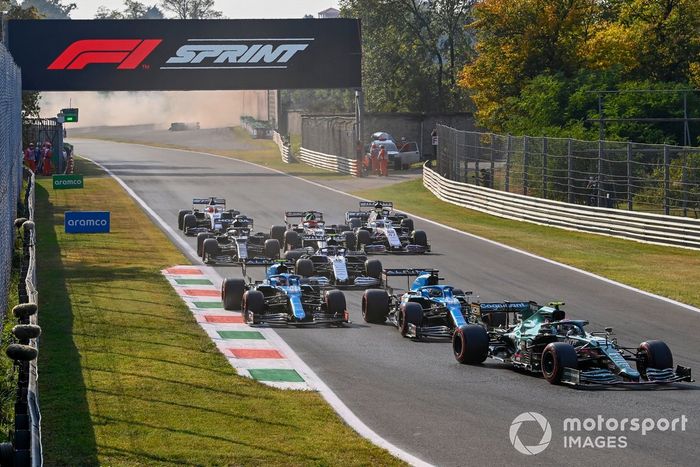 Sebastian Vettel, Aston Martin AMR21, Fernando Alonso, Alpine A521, Esteban Ocon, Alpine A521