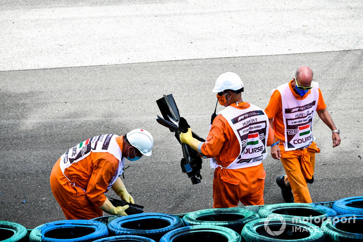 Los oficiales de pista retiran la carrocería del accidente de Mick Schumacher, Haas F1, en la FP3