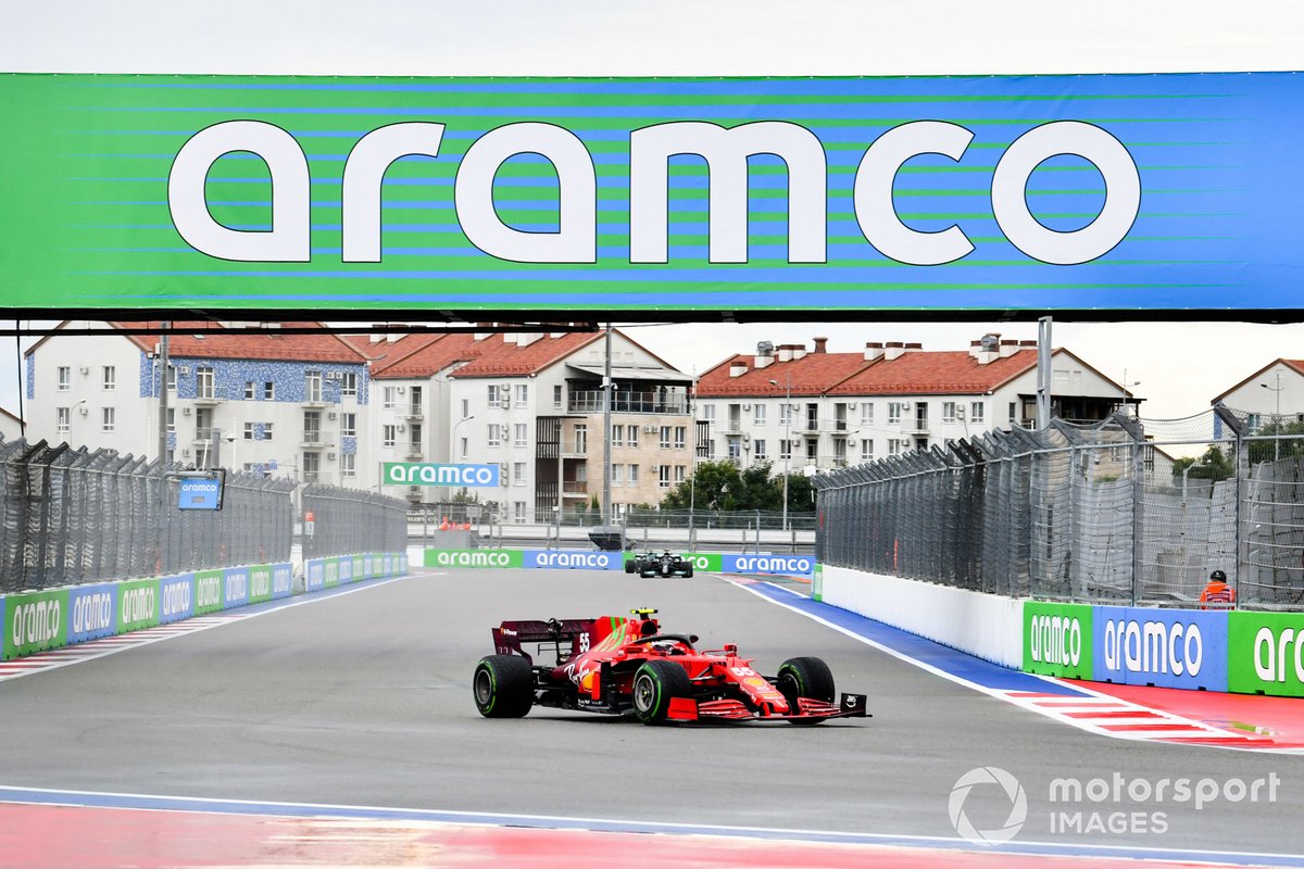 Carlos Sainz Jr, Ferrari SF21, Lewis Hamilton, Mercedes W12