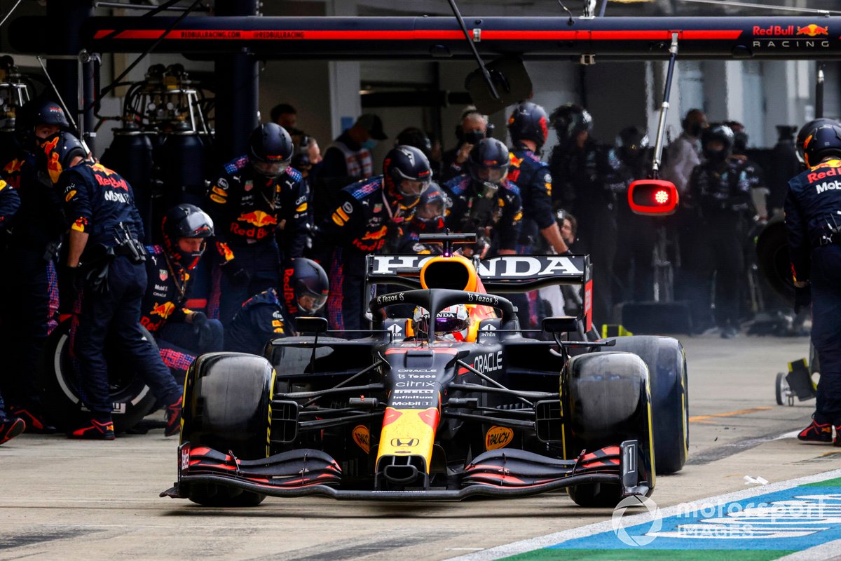 Max Verstappen, Red Bull Racing RB16B, lascia il suo box dopo una sosta