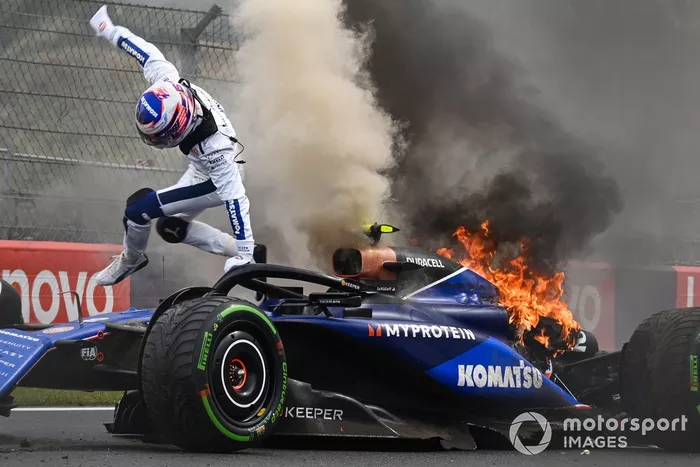 Logan Sargeant, Williams FW46, salta de su coche tras un accidente