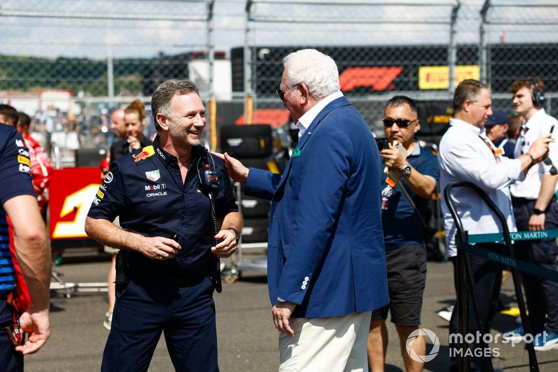 Lawrence Stroll, właściciel Aston Martin F1 Team, na starcie z Christianem Hornerem, dyrektorem zespołu Red Bull Racing