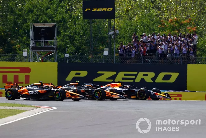 Oscar Piastri, McLaren MCL38, Lando Norris, McLaren MCL38, Max Verstappen, Red Bull Racing RB20, carrera por el liderato