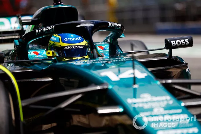 Fernando Alonso, Aston Martin AMR24, en boxes