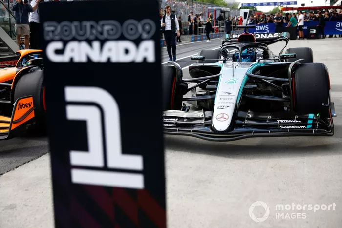 El hombre de la pole, George Russell, Mercedes F1 W15, llega a la primera plaza de aparcamiento en Parc Ferme. 