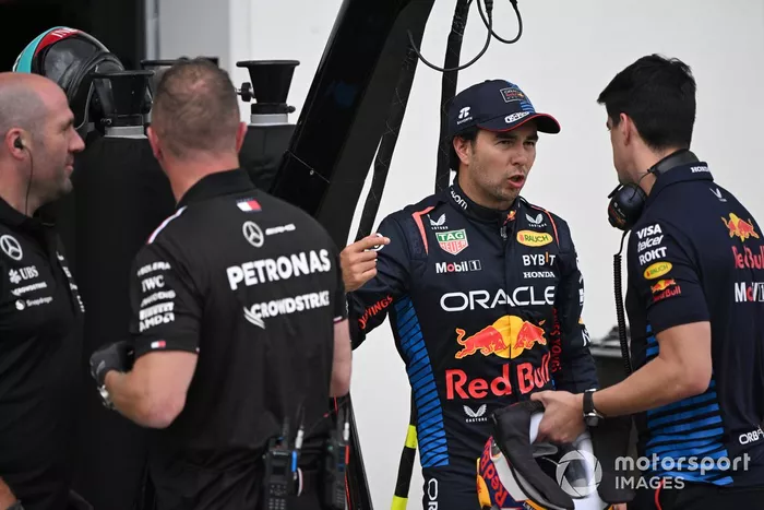 Sergio Pérez, Red Bull Racing, con su entrenador de rendimiento José Canales en el pit lane 