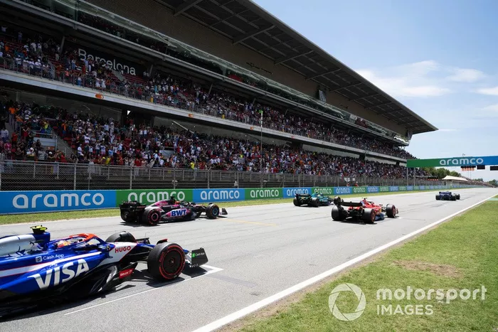 Fernando Alonso, Aston Martin AMR24, Carlos Sainz, Ferrari SF-24, Esteban Ocon, Alpine A524, Yuki Tsunoda, RB F1 Team VCARB 01, practican sus procedimientos de salida de carrera al final de la FP3.