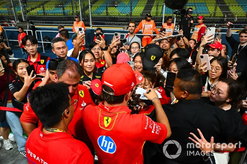 Charles Leclerc, Scuderia Ferrari, signe des autographes pour les fans