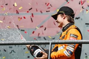 Oscar Piastri, McLaren F1 Team, 3ª posición, rocía champán en celebración