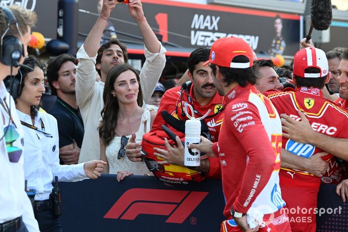 Carlos Sainz, Scuderia Ferrari, en Parc Ferme con su novia Rebecca Donaldson