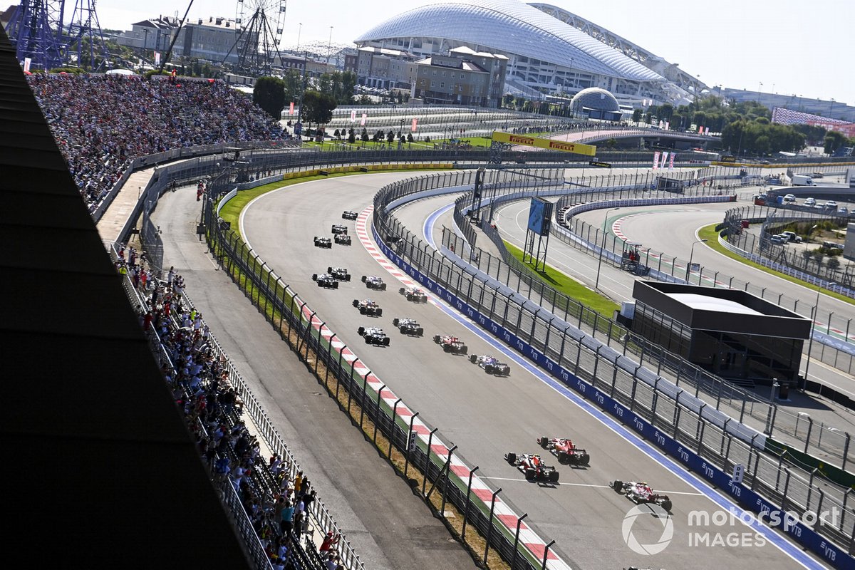 Lewis Hamilton, Mercedes F1 W11, Max Verstappen, Red Bull Racing RB16, Valtteri Bottas, Mercedes F1 W11, Sergio Pérez, Racing Point RP20, al inicio